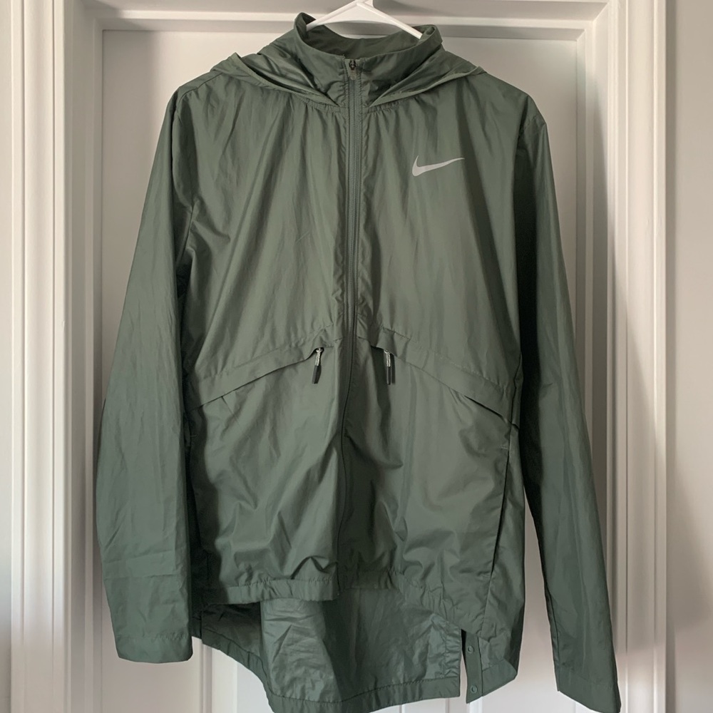 Nike Green Windbreaker Hooded Jacket with Water-Resistant Finish